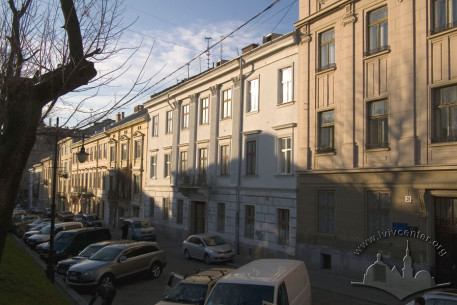 Vul. Valova, 29. View of the house amidst the adjoning buildings