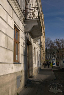 Vul. Valova, 29. A fragment of the facade, the main entrance is seen in the center