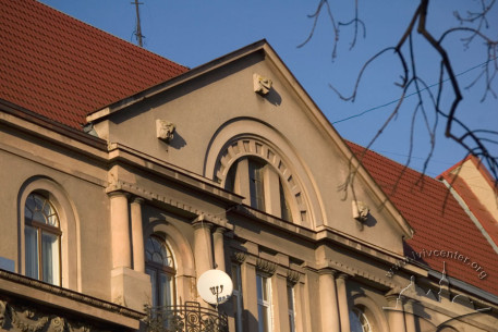 Vul. Valova, 13. Neoclassical pediment on the main facade