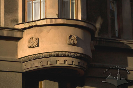 Vul. Valova, 13. The bottom part of the bay window