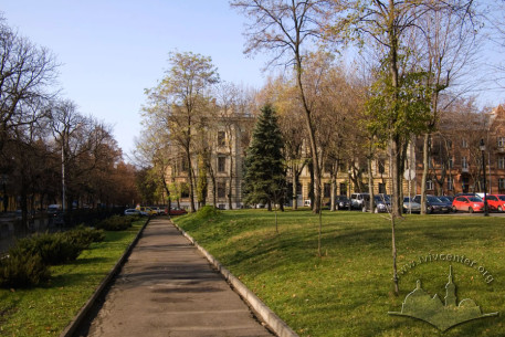 Vul. Bandery, 14. The building's eastern facade as seen from the territory of the Lviv Polytechnic main building