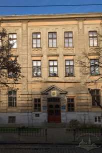 Vul. Bandery, 14. Part of the principal facade with the main entrance
