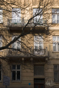 Vul. Bandery, 16. Part of the principal facade with the main entrance