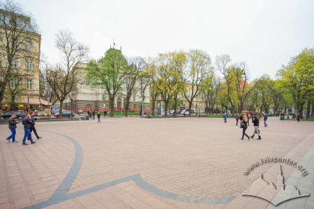 Просп. Свободи. Площа де у 1952-1990 рр. стояв пам'ятник Володимиру Леніну. На тлі – будинок Національного музею (у радянський час – музей ім. Леніна)