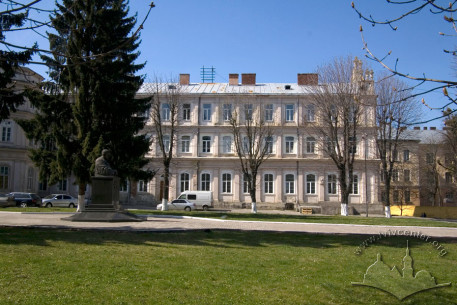 Vul. Chernihivska, 7. The western wing, a view from the east