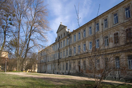 Vul. Chernihivska, 7. The western wing, a view from the southwest