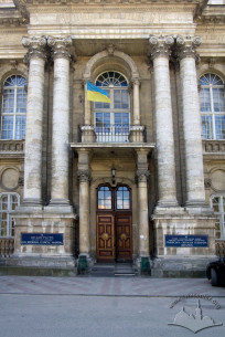 Vul. Chernihivska, 7. The main entrance to the building is in the center of the photo