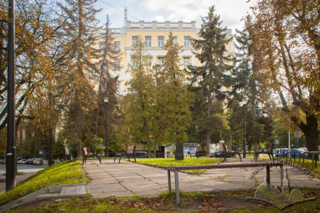 Сквер на розі вулиць Франка, Свєнціцького і Самчука де раніше стояв пам'ятник Ніколаю Кузнєцову