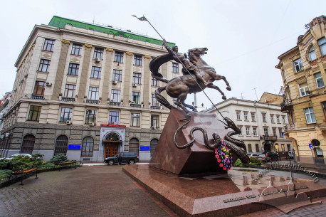 Пам'ятник правоохоронцям на пл. Генерала Григоренка. На тлі – будинок МВС
