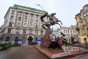 Пл. Генерала Петра Григоренка – пам'ятник Св. Юрію Змієборцю
