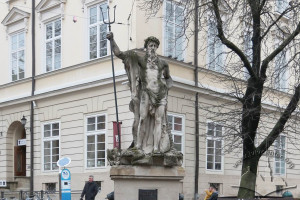 Пл. Ринок – фонтан із скульптурною фігурою Нептуна