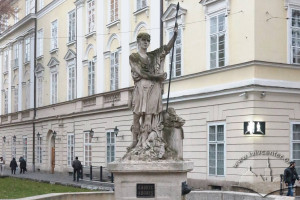 Пл. Ринок – фонтан із скульптурною фігурою Адоніса