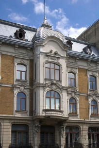 Просп. Свободи, 10. Фрагмент фасаду із еркером