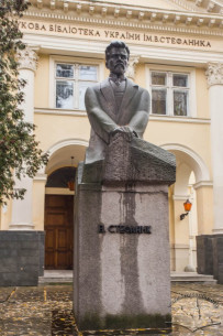 Пам'ятник Василю Стефанику перед головним входом до будинку бібліотеки