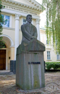 Пам'ятник Василю Стефанику перед головним входом до будинку бібліотеки