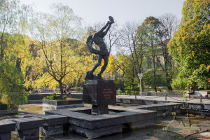 Вул. Пекарська – пам'ятник Медикам які загинули під час ІІ Світової війни