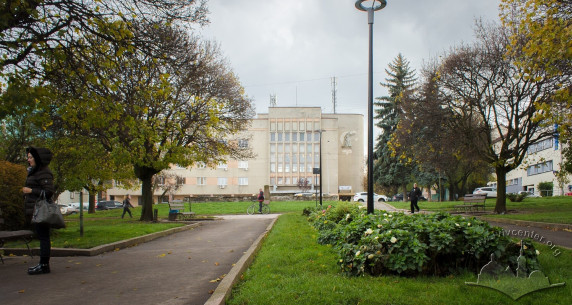 Пл. Петрушевича. Алея обсаджена липами і з квітниками посередині. Раніше у її кінці стояв пам'ятник Ярославові Галану