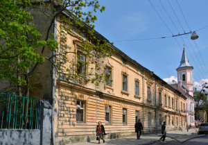 Вул. Пекарська, 55-57 – колишній монастир ордену Воскресенців