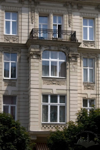 Prosp. Shevchenka, 25. A bay window on the principal facade