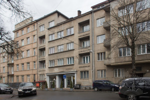 Вул. Коновальця, 10 – житловий будинок