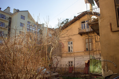 Північно-східний фасад вілли, вигляд з подвір'я сусіднього будинку
