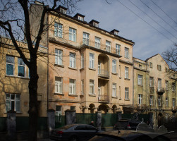 Вул. Євгена Коновальця, 22 – будинок лікарні (колишній житловий)