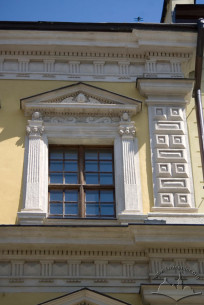 Пл. Ринок, 2. Фрагмент фасаду в рівні ІІІ-го пов.