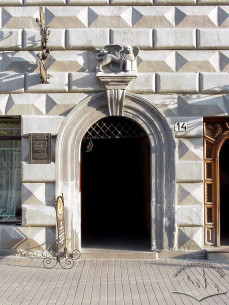 Pl. Rynok, 14. The portal
