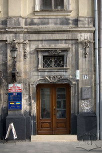 Pl. Rynok, 17. A secondary entrance which used to be a window