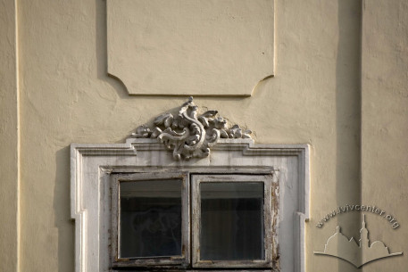 Pl. Rynok, 17. Rocaille stone decor above a trimmed 2nd floor window
