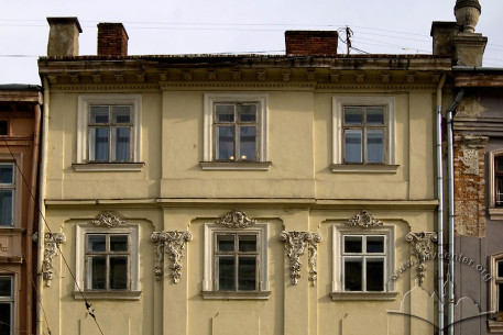 Pl. Rynok, 17. A part of the main facade