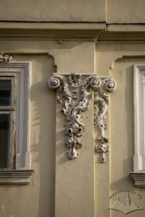 Pl. Rynok, 17. Carved stone corinthian capital of a pilaster with rocaille ornament