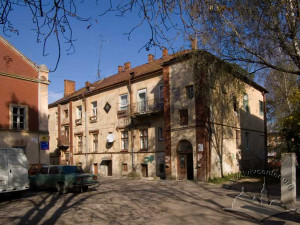 Вул. Генерала Чупринки, 58a – житловий будинок (кол. корпус фабрики)