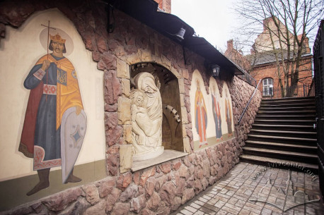 Vul. Henerala Chuprynky, 70. Retaining wall at the entrance to the church territory. It contains polychrome images of saints and a sculptural image of Virgin Mary and Jesus Christ