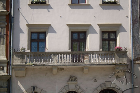 Pl. Rynok, 24. Part of the main facade with th2 2nd floor balcony
