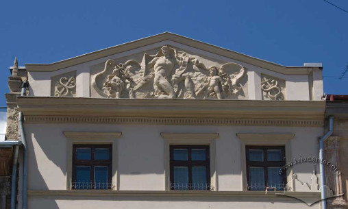 Pl. Rynok, 24. A pediment on the top of the main facade with tympanum decorated with sculpture