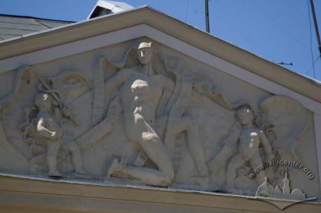 Pl. Rynok, 24. The sculpture in the tympanum