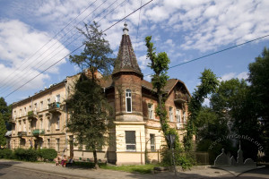 Вул. Генерала Чупринки, 33 – будинок медичної установи (кол. житловий)