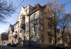 Вул. Генерала Чупринки, 68 – житловий будинок