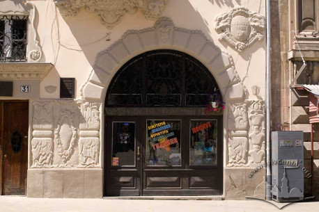 Pl. Rynok, 31. An entrance to a shop situated in the building