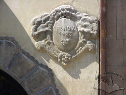Pl. Rynok, 31. An art deco sculpture depicting the renovation date