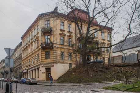 Vul. Lysenka, 2. The building as seen from vul. Vynnychenka.