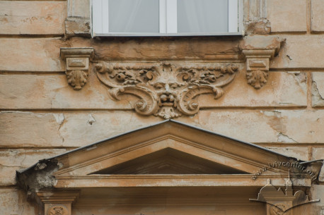 Vul. Lysenka, 2. Triangular pediment above a second floor window and decorative plasterwork with a mascaron