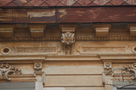 Vul. Lysenka, 2. Entablature on top of the facade
