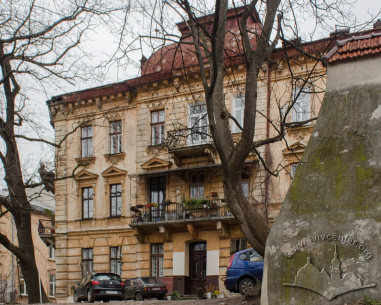 Vul. Lysenka, 2. Main facade. On the right, a massive buttress of the church wall, as the church used to be situated outside the city fortifications.