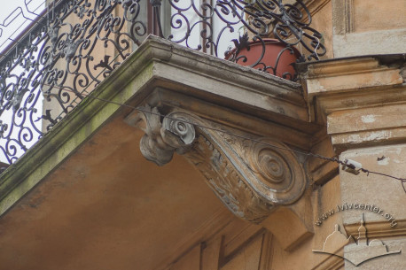Vul. Lysenka, 2. Molded metal console of the balcony