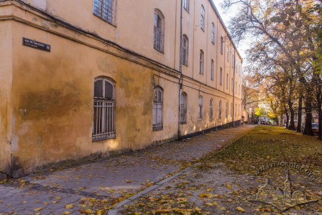 Vul. Lysenka, 12. A view along building's northern facade towards the city center