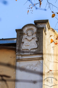 Vul. Lysenka, 12. Coat-of-arms on the edge of borthern facade