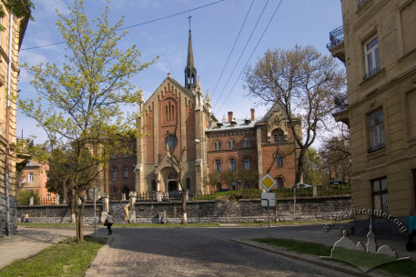 Vul. Lysenka, 43. A view from vul. Zankovetska
