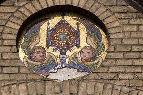 Vul. Lysenka, 43. Mosaic on the portal's gable